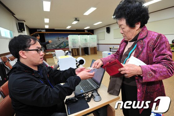 본문 이미지 - 10.30포항남ㆍ울릉 재선거 사전투표가 시작된 25일 남구 송도동 주민센터 2층에 마련된 투표소에는 일찍 투표를 하려는 유권자들의 발길이 이어지고 있다. 사전투표는 25~26일 이틀간 오전 6시부터 오후 4시까지 할 수 있다.2013.10.25/뉴스1 © News1   최창호 기자
