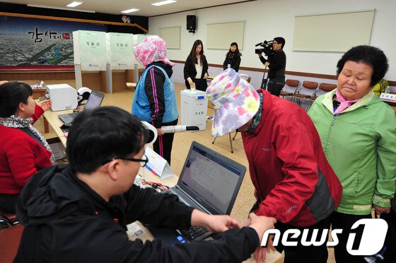 본문 이미지 - 10.30포항남ㆍ울릉 재선거 사전투표가 시작된 25일 남구 송도동 주민센터 2층에 마련된 투표소에는 일찍 투표를 하려는 유권자들의 발길이 이어지고 있다. 2013.10.25/뉴스1 © News1   최창호 기자