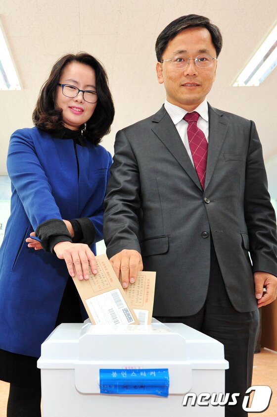 본문 이미지 - 10.30포항남ㆍ울릉 재선거 사전투표가 시작된 25일 포항시 남구 송도동 주민센터에 마련된 투표소에서 민주당 허대만 후보 내외가 사전투표를 하고 있다.사전투표는 25~26일 이틀간 오전 6시부터 오후 4시까지 할 수 있다.2013.10.25/뉴스1  © News1   최창호 기자