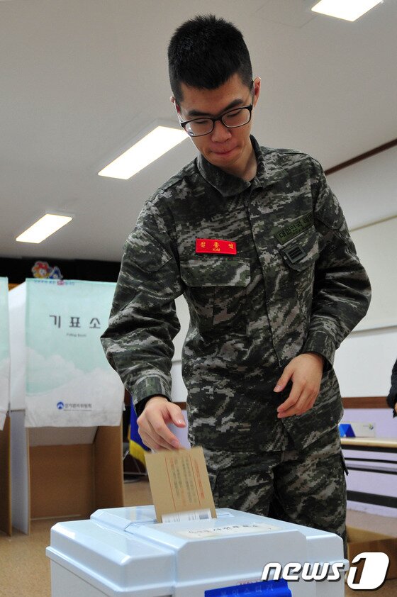 본문 이미지 - 10.30포항남ㆍ울릉 재선거 사전투표가 시작된 25일 남구 송도동 주민센터에 마련된 사전 투표소를 찾은 해병대 장병이 한표를 던지고 있다. 2013.10.25/뉴스1 © News1   최창호 기자