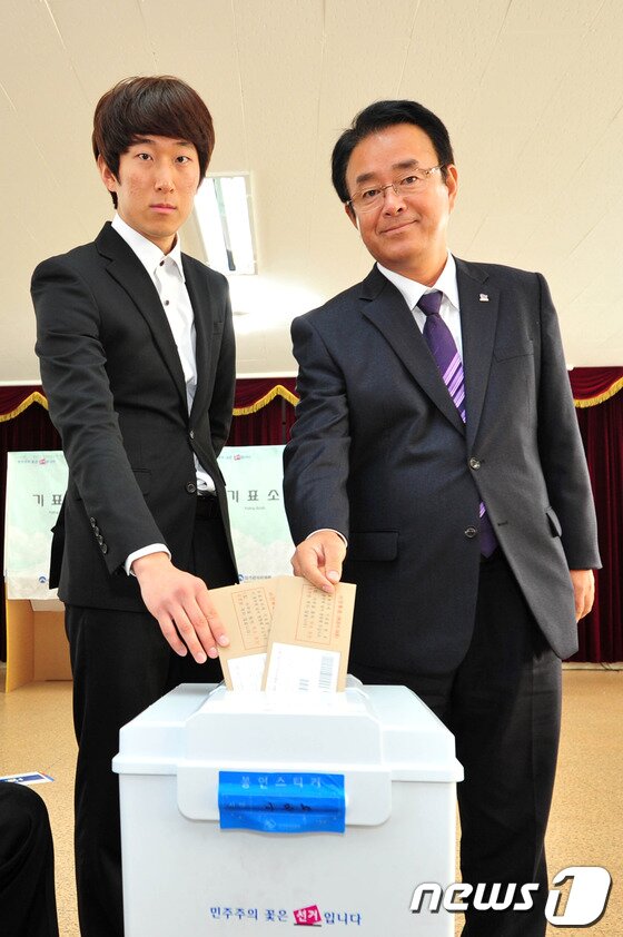 본문 이미지 - 10.30포항남ㆍ울릉 재선거 사전투표가 시작된 25일 진보당 박신용 후보가 아들과 함께 남구 연일읍사무소에서 사전 투표를 하고 있다.사전투표는 25~26일 이틀간 오전 6시부터 오후 4시까지 할 수 있다.2013.10.25/뉴스1 © News1   최창호 기자