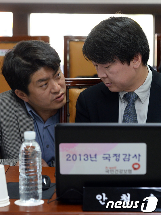 (서울=뉴스1) 양동욱 기자 = 안철수 무소속 의원이 25일 서울 마포구 염리동 국민건강보험공단 본사에서 열린 국회 보건복지위원회의 국민건강보험공단 국정감사에서 관계자와 대화 나누 …