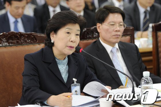 본문 이미지 - 25일 오전 부산시교육청에서 열린 국회 교육문화체육관광위원회의 부산, 울산, 경남 시도 교육청에 대한 국정감사에서 임혜경 부산교육감이 답변하고 있다. 2013.10.25/뉴스1 © News1 전혜원 기자