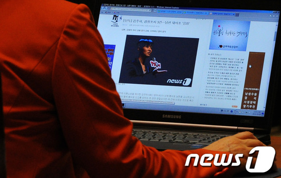 (전주=뉴스1) 김대웅 기자 = 25일 오후 전북대학교 진수당에서 열린 전북대학교, 전남대학교, 제주대학교에 대한 국정감사에서 한 의원이 김주하 아나운서의 기사를 검색하고 있다 . …