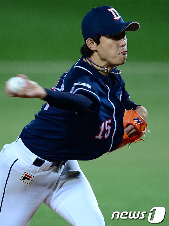 본문 이미지 - 두산 오현택이 12일 잠실 한화 전에 선발투수로 시즌 첫 승에 도전했으나 3.2이닝 동안 3실점한 뒤 조기강판됐다. 뉴스1 DB
