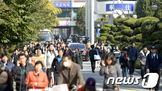 (서울=뉴스1) 안은나 기자 = 27일 오전 서울 동작구 대방동 서울공업고등학교에서 24회 공인중개사 1차 시험을 마친 수험생들이 교문을 빠져 나오고 있다.전국 145개 시험장에서 …