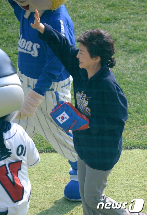 본문 이미지 - 박근혜 대통령이 27일 오후 서울 잠실야구장에서 열린 '2013 한국야쿠르트 세븐 프로야구' 한국시리즈 3차전 두산베어스와 삼성라이온즈의 경기에서 시구 전 야구 팬들을 향해 인사하고 있다. 2013.10.27/뉴스1 © News1   이동원 기자