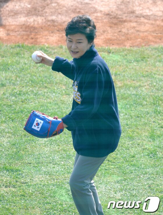 본문 이미지 - 박근혜 대통령이 27일 오후 서울 잠실야구장에서 열린 '2013 한국야쿠르트 세븐 프로야구' 한국시리즈 3차전 두산베어스와 삼성라이온즈의 경에 앞서 시구를 하고 있다. 2013.10.27/뉴스1 © News1   이동원 기자