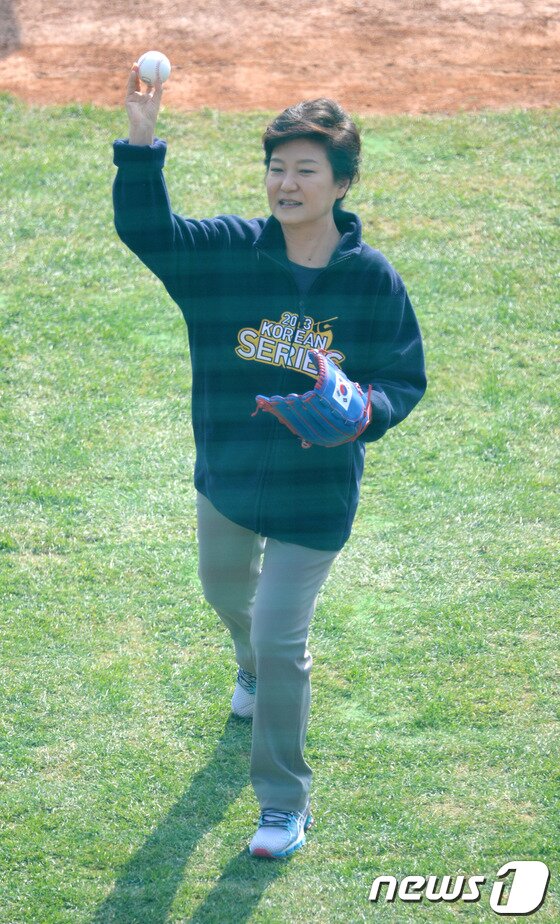 본문 이미지 - 박근혜 대통령이 27일 오후 서울 잠실야구장에서 열린 '2013 한국야쿠르트 세븐 프로야구' 한국시리즈 3차전 두산베어스와 삼성라이온즈의 경기에 앞서 시구를 하고 있다. 2013.10.27/뉴스1 © News1   이동원 기자