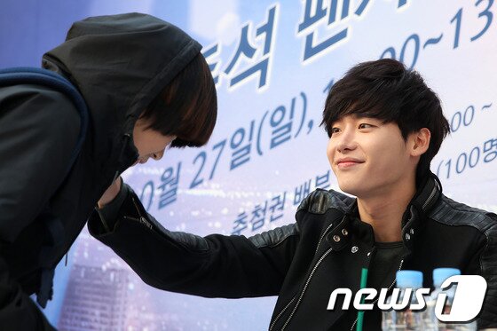 본문 이미지 - 배우 이종석이 27일 오후 서울 송파구 잠실야구장 야외무대에서 열린 '카스와 함께하는 이종석 팬 사인회'에 참석하고 있다. 2013.10.27  © News1   (서울=뉴스1)