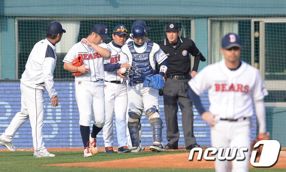 본문 이미지 - '2013 한국야쿠르트 세븐 프로야구' 한국시리즈 3차전 두산베어스와 삼성라이온즈의 경기가 27일 서울 잠실야구장에서 열렸다.삼성 4회초 공격 1사 만루 상황 이지영의 희생플라이 때 3루주자 최형우가 홈을 밟으며 득점성공, 베이스 커버 들어간 두산 선발 유희관과 내야수 오재원이 판정에 억울한 표정을 짓고 있다. 2013.10.27/뉴스1 © News1   이동원 기자