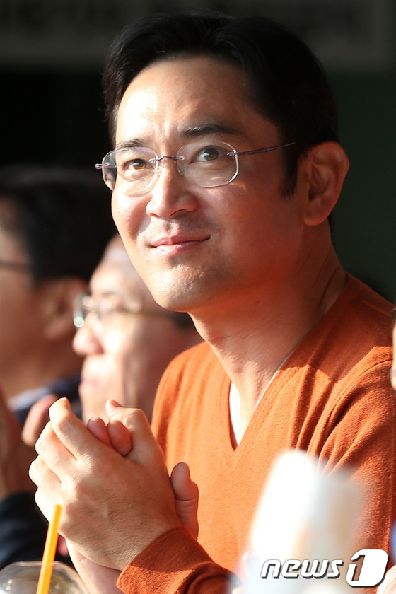 (서울=뉴스1) = 이재용 삼성전자 부회장이 27일 오후 서울 잠실야구장에서 열린 2013 프로야구 한국시리즈 3차전 두산 베어스와 삼성 라이온즈의 경기를 관람하고 있다. 2013 …