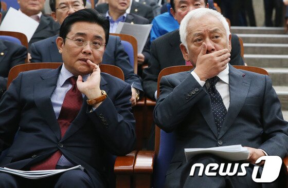 본문 이미지 - 김한길 민주당 대표와 전병헌 원내대표가 27일 서울 여의도 국회에서 열린 긴급 의총에서 생각에 잠겨 있다. 김 대표는 이날 의총에서 고&#40;故&#41; 박정희 전 대통령 34주기 추도식에서의 손병두 박정희대통령기념재단 이사장 발언과 관련, 