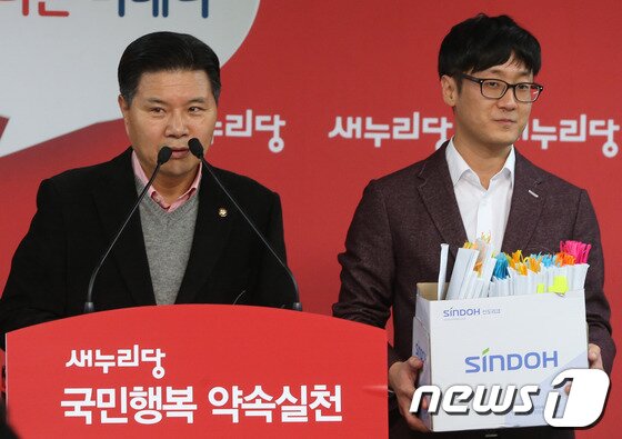 본문 이미지 - 홍문종 새누리당 사무총장이 27일 서울 여의도 당사에서 기자간담회를 하고 있다. 홍 사무총장은 이날 기자회견에서 국가정보원 대선·정치개입사건 특별수사팀이 공소장 변경허가 신청서에서 밝힌 트위터 글 5만5689건에 대해 