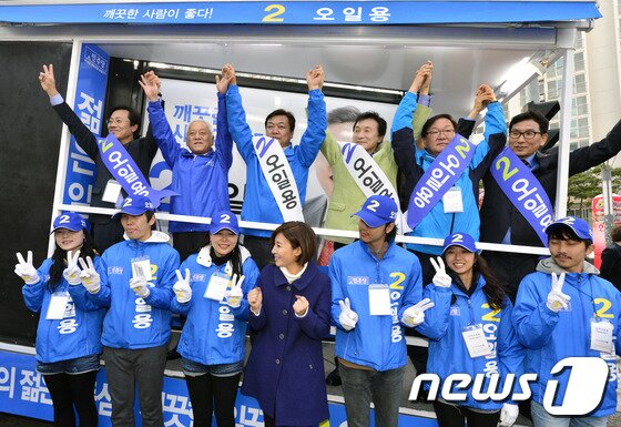 본문 이미지 - 민주당 김한길 대표와 부인 최명길씨, 손학규 전 대표가 27일 오후 화성시 봉담읍 중심상가에서 국회의원 보궐선거 화성갑에 출마한 민주당 오일용 후보 지원 유세에 참석해 지지를 호소하고 있다.2013.10.27/뉴스1 © News1   최영호 기자