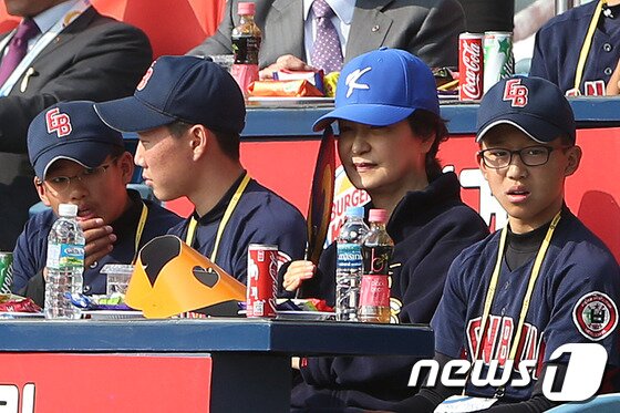 본문 이미지 - 박근혜 대통령이 27일 오후 서울 잠실야구장에서 열린 2013 프로야구 한국시리즈 3차전 두산 베어스와 삼성 라이온즈의 경기를 관람하고 있다. 2013.10.27 머니투데이/뉴스1 © News1   