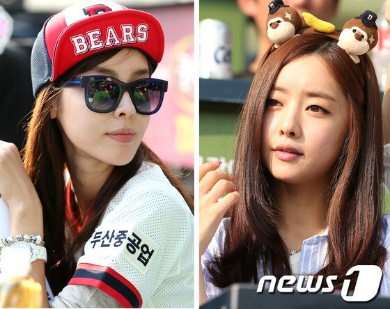 본문 이미지 - 배우 김규리(왼쪽)와 홍수아가 27일 오후 서울 잠실야구장에서 열린 2013 프로야구 한국시리즈 3차전 두산 베어스와 삼성 라이온즈의 경기를 관람하고 있다. 2013.10.27 스타뉴스/뉴스1 © News1   