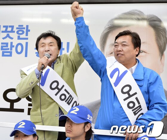 본문 이미지 - 손학규 전 민주당 대표가 27일 오후 화성시 봉담읍 중심상가에서 국회의원 보궐선거 화성갑에 출마한 민주당 오일용 후보 지원 유세에 참석해 지지를 호소하고 있다.2013.10.27/뉴스1 © News1 최영호 기자