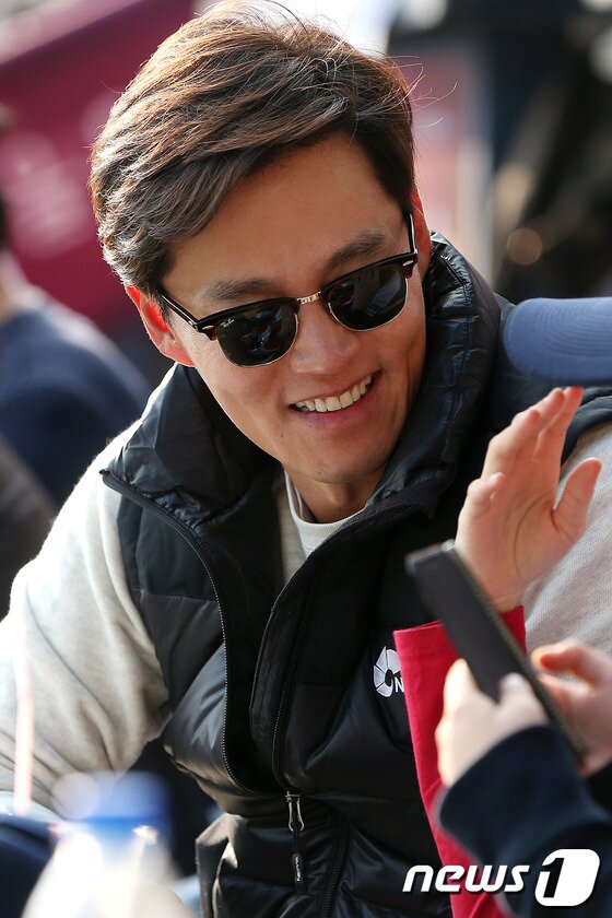 본문 이미지 - 배우 이서진이 27일 오후 서울 잠실야구장에서 열린 2013 프로야구 한국시리즈 3차전 두산 베어스와 삼성 라이온즈의 경기에서 경기를 관람하고 있다. 2013.10.27  © News1   