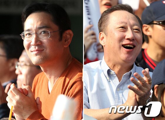 본문 이미지 - 이재용 삼성전자 부회장(왼쪽)과 박용만 두산그룹 회장이 27일 오후 서울 잠실야구장에서 열린 2013 프로야구 한국시리즈 3차전 두산 베어스와 삼성 라이온즈의 경기에서 경기를 관람하고 있다. 2013.10.27  © News1   