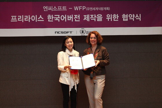본문 이미지 - 엔씨소프트문화재단 윤송이 이사장(왼쪽)과 WFP 모니카 마샬 총괄© News1  