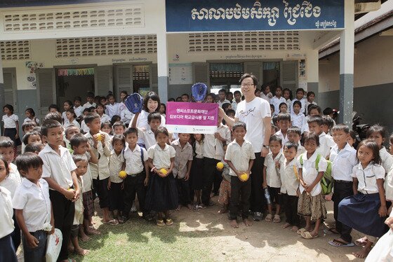 본문 이미지 - 엔씨소프트문화재단은 최근 캄보디아에 학교급식용 쌀을 집중 지원하고 있다© News1  