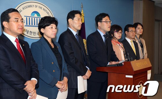 본문 이미지 - 민주당 초선의원들이 28일 오전 서울 여의도 국회 정론관에서 기자회견을 열고 2012년 대선은 총제적 신관권·부정선거를 주장하며 박근혜 대통령의 결자해지를 촉구하고 있다. 2013.10.28/뉴스1 © News1   허경 기자