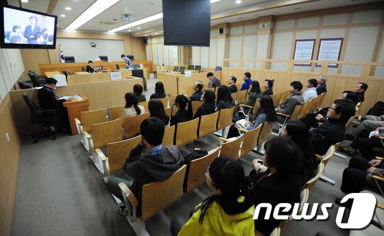 본문 이미지 - 안도현 시인 참여재판이 열린 28일 오전 전북 지방법원 1호 법정에서 배심원 선정절차가 진행되고 있다.안 시인은 지난해 12월 자신의 트위터에 당시 박근혜 새누리당 대선 후보가 안중근 유목&#40;보물 제569-4호&#41;을 소장하고 있다는 내용을 자신의 트위터에 올려 공직선거법 위반으로 기소됐다.2013.10.28/뉴스1 © News1 김대웅 기자