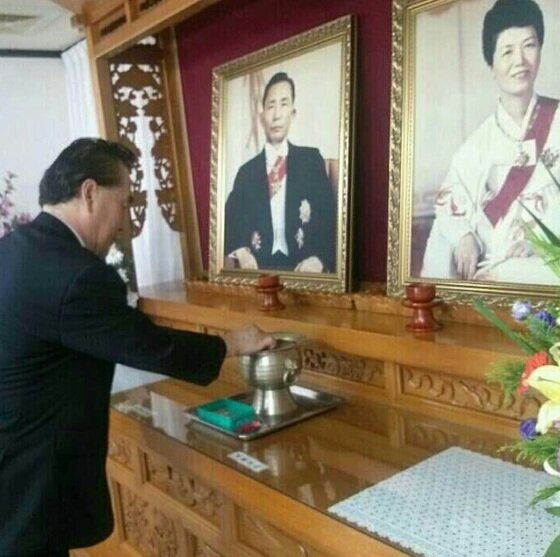 본문 이미지 - 김문희 회장이 지난 8월 22일 경북 구미 고 박정희 대통령 생가를 방문해 촬영한 사진을 자신의 SNS에 올려 놓았다. /뉴스1© News1