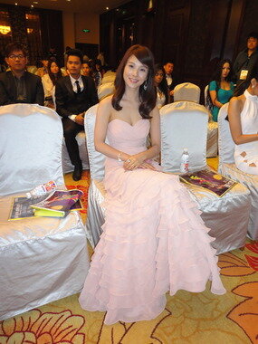 본문 이미지 - 28일(현지시간) 중국 청두에서 열린 패션 아시아 어워드 본선대회에서 패션모델(여자) 부분에 한국 대표로 출전한 탤런트 겸 모델 권성현이 기자회견을 기다리고 있다. © News1   