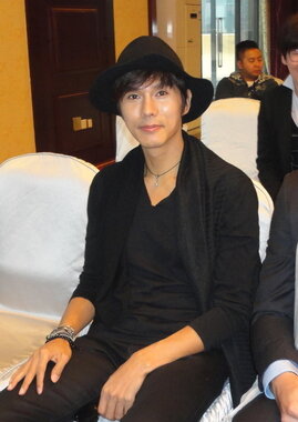 본문 이미지 - 28일(현지시간) 중국 청두에서 열린 패션 아시아 어워드 본선대회에서 패션모델(남자) 부분에 한국 대표로 출전한 배우 겸 모델 류경빈이 기자회견을 기다리고 있다.  © News1   