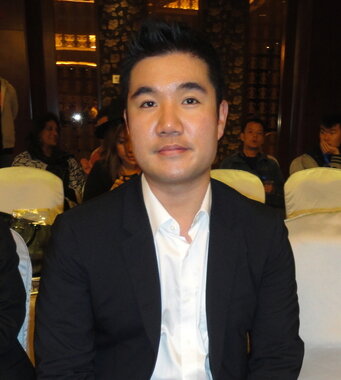 본문 이미지 - 28일(현지시간) 중국 청두에서 열린 패션 아시아 어워드 본선대회에서 영화제작 부분에 한국 대표로 출전한 이순영 프로듀서가 기자회견을 기다리고 있다.  © News1   