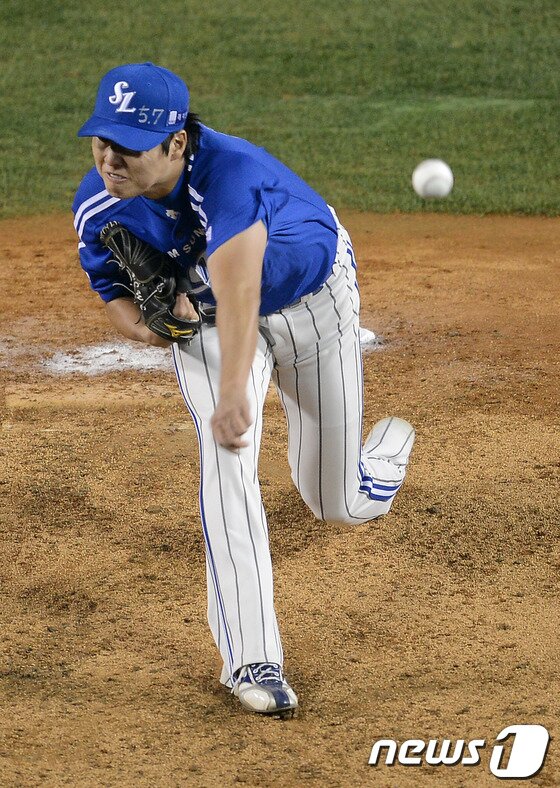 본문 이미지 - '2013 한국야쿠르트 세븐 프로야구' 한국시리즈 4차전 두산베어스와 삼성라이온즈의 경기에서 삼성의 교체 투수 차우찬 선수가 2회말 역투하고 있다.  © News1   손형주 기자