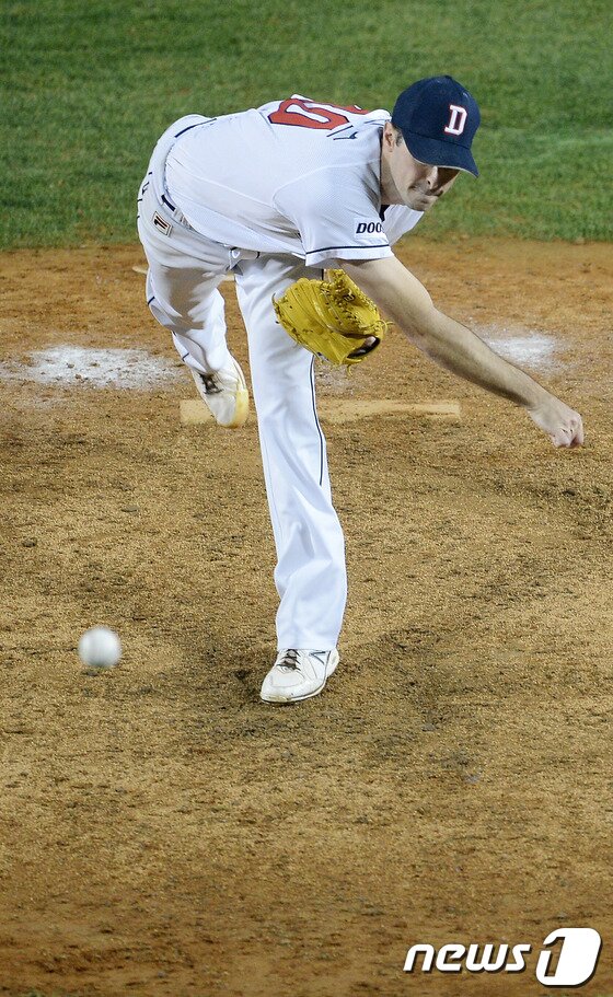 본문 이미지 - '2013 한국야쿠르트 세븐 프로야구' 한국시리즈 4차전 두산베어스와 삼성라이온즈의 경기에서 두산의 구원투수 핸킨스 선수가 6회초 역투를 펼치고 있다.  © News1   손형주 기자