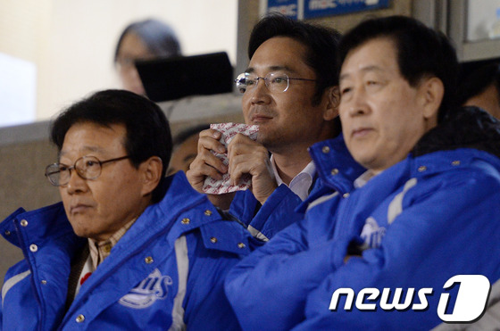 (서울=뉴스1) 손형주 기자 = 이재용 삼성전자 부회장이 29일 서울 잠실 야구장에서 열린 프로야구 한국시리즈 5차전 두산 대 삼성의 경기를 관전하고 있다.이 부회장의 한국시리즈 …