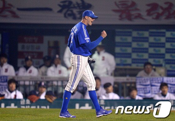 본문 이미지 - 29일 오후 서울 잠실야구장에서 '2013 한국야쿠르트 세븐 프로야구' 삼성라이온즈와 두산베어스의 한국시리즈 5차전 경기가 열렸다.두산 8회말 공격 2사 상황 김재호를 삼진아웃으로 돌려 세운 삼성 밴덴헐크가 더그아웃을 향하며 환호하고 있다. 2013.10.29/뉴스1 © News1   이동원 기자