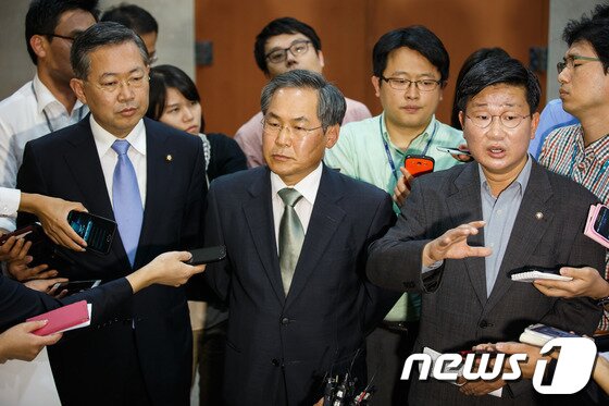 본문 이미지 - 민주당 대통령기록물 열람위원 단장 우윤근 의원을 비롯한 위원들이 3일 오후 서울 여의도 국회 정론관에서 기자회견을 열고 