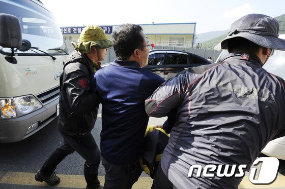 본문 이미지 - 밀양 송전탑 공사재개 이틀째인 3일 오후 밀양 단장면 단장리 765㎸ 신고리-북경남 송전선로 건설공사 4공구 현장사무소 앞에서 경찰과 몸싸움을 벌이던 송전탑 반대 집회 참가자가 경찰에 연행되고 있다. 2013.10.3/뉴스1 © News1 전혜원 기자