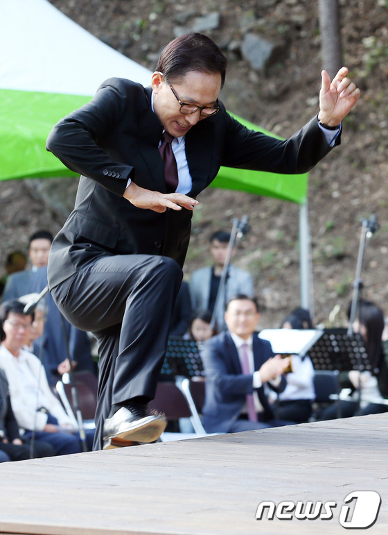 (동두천=뉴스1) 허경 기자 = 이명박 전 대통령이 3일 오후 경기도 동두천시 광암동 두레마을 숲속창의력학교에서 열린 준공식에 참석해 축사를 하기 위해 단상을 뛰어 오르고 있다. …