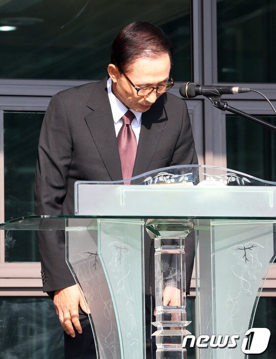 본문 이미지 - 이명박 전 대통령이 3일 오후 경기도 동두천시 광암동 두레마을 숲속창의력학교에서 열린 준공식에 참석해 축사를 마친 뒤 인사하고 있다. 2013.10.3/뉴스1 © News1 허경 기자