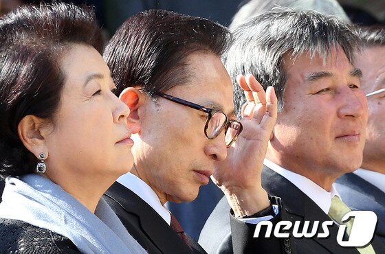 본문 이미지 - 이명박 전 대통령이 3일 오후 경기도 동두천시 광암동 두레마을 숲속창의력학교에서 열린 준공식에 참석해 머리를 만지며 생각에 잠겨 있다. 2013.10.3/뉴스1 © News1 허경 기자