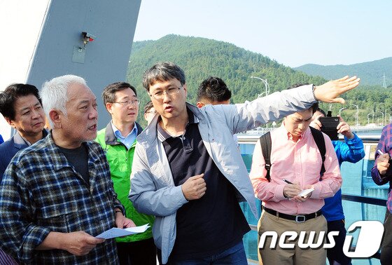 본문 이미지 - 김한길 민주당 대표가 3일 오후 4대강 녹조피해 현장인 경남 함안군 칠북면 창녕함안보를 방문해 현장 상황을 둘러보고 있다.&#40;민주당 제공&#41; 2013.10.3/뉴스1 © News1   