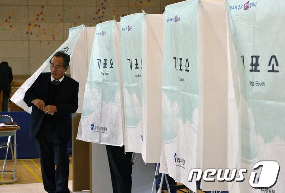 본문 이미지 - 국회의원 화성갑 보궐선거 투표가 시작된 30일 오전 화성시 와우초등학교에 마련된 봉담읍 제2투표소에서 유권자들이 소중한 한 표를 행사하고 있다.2013.10.30/뉴스1 © News1 최영호 기자