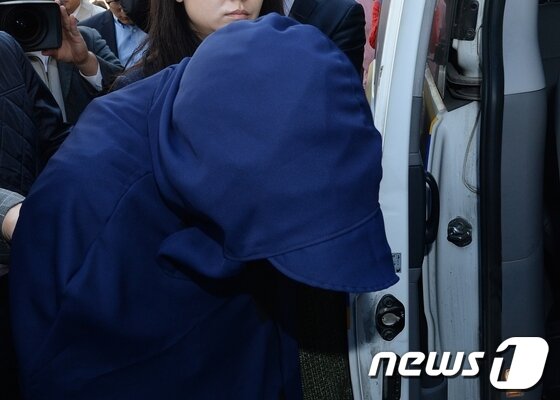 본문 이미지 - 거짓말을 한다며 8살 된 딸을 때려 숨지게 한 계모 박모(40)씨가 30일 오전 울산시 울주군 범서읍 자신의 아파트에서 현장검증 후 경찰 이송차에 오르고 있다. 2013.10.30/뉴스1 © News1 노화정 기자