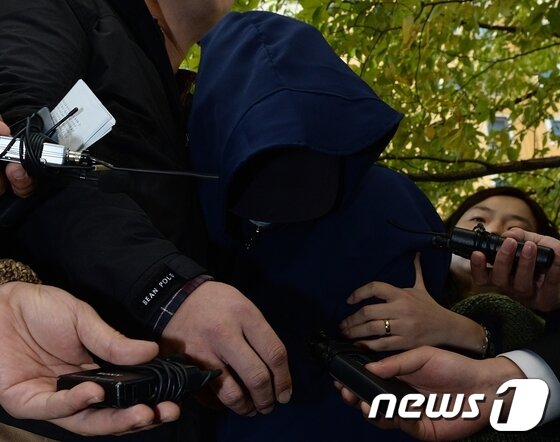 본문 이미지 - 거짓말을 한다며 8살 된 딸을 때려 숨지게 한 계모 박모(40)씨가 30일 오전 울산시 울주군 범서읍 자신의 아파트에서 현장검증 후 쏟아지는 취재진의 질문에 고개를 숙이고 있다. 2013.10.30/뉴스1  © News1   노화정  기자