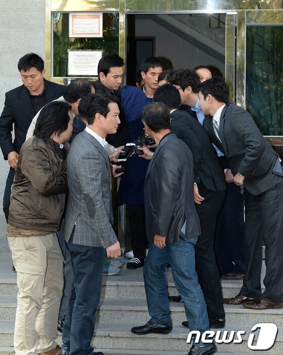 본문 이미지 - 거짓말을 한다며 8살 된 딸을 때려 숨지게 한 계모 박모(40)씨가 30일 오전 울산시 울주군 범서읍 자신의 아파트에서 현장검증 후 취재진의 질문을 받고 있다. 2013.10.30/뉴스1 © News1   노화정  기자