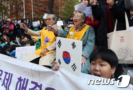 (서울=뉴스1) 허경 기자 = 30일 오후 서울 종로구 중학동 일본대사관 앞에서 열린 1098차 일본군 위안부 문제해결을 위한 정기 수요집회에서 김복동, 길원옥 할머니와 참석자들이 …