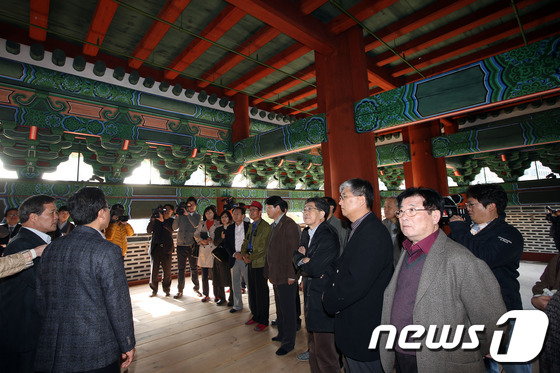 (서울=뉴스1) 한재호 기자 = 30일 오후 서울 숭례문 내부에서 벌어진 숭례문 1차 점검에서 건축 및 재료분야, 단청분야, 언론 및 시민단체로 구성된 '숭례문 종합점검단'이 내부 …