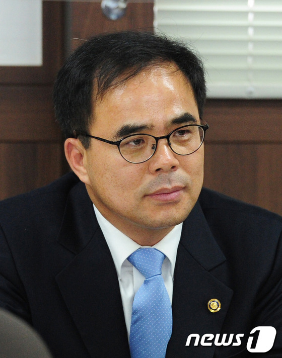 (인천=뉴스1) 신창원 기자 = 김종 문화체육관광부 2차관 내정자가 30일 오후 인천시 서구 인천아시안게임주경기장에서 열린 국회 교육문화체육관광위원회 소속 의원들의 주경기장 시찰현 …