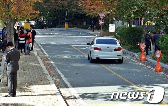 본문 이미지 - 거짓말을 한다며 8살 딸을 때려 숨지게 한 계모 박모(40)씨에 대한 현장검증이 30일 오전 울산 울주군 범서읍의 한 아파트에서 이뤄졌다. 현장검증 후 주민들이 곳곳에서 모여 취재진과 인터뷰를 하고 있는 모습. 2013.10.30/뉴스1 © News1 김규신 기자 